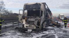Za hořícím kamionem na D1 se v koloně zabil řidič osobáku. Nedobrzdil