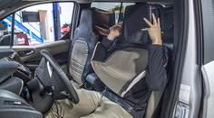 Řidiči, kteří se převlékají, aby vypadali jako sedadlo auta. Proč?