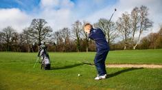 Pět zemí za 24 hodin. 7letý golfista zvládl maraton, vzdal hold zesnulému otci