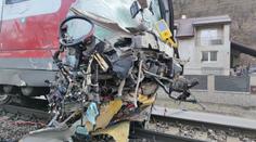 Nehoda na Slovensku: Autobus vezl cestující, smetl ho a zdemoloval vlak
