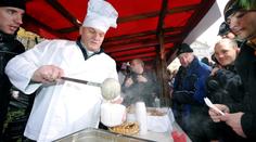 Pražský primátor Svoboda rozdával rybí polévku