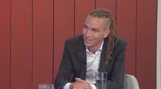 Za dredy si stojím, řekl šéf Pirátů Bartoš v pořadu Napřímo