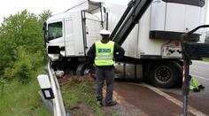 Opilý řidič kamionu souložil v Brně za jízdy. S ženou na klíně havaroval
