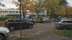 Čím dál víc rodičů vozí své děti do školy autem. Přináší to spoustu problémů
