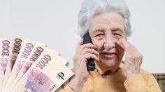 Důchodkyně z okna omylem vyklepala sto tisíc. Byly v peřině