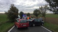 Na Mladoboleslavsku se srazilo pět aut, pro ženu letěl vrtulník