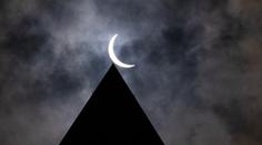 Nastala největší astronomická událost roku. Úplné zatmění Slunce sledovaly miliony lidí