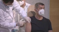 Česko začalo očkovat proti covidu-19. První vakcínu dostal premiér Babiš
