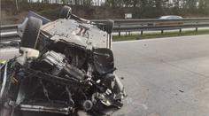 V havarovaném autě byly drogy a zbraně. Policie hledá svědky nehody