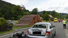 Motorka narazila zezadu do auta, spolujezdkyně ho přeletěla