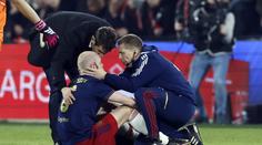 Skandální chování fanouška Feyenoordu. Způsobil hráči krvavé zranění na hlavě