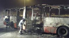 V pražské Krči shořel autobus přímo v zastávce