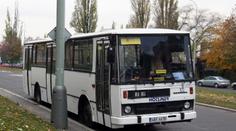 Autobus vezl mezi koly mrtvolu mladého muže