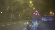 VIDEO: Po honičce u Bratislavy museli policisté do auta oknem