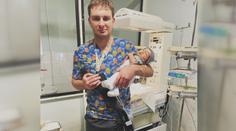 Lékař Vitalij hlídá v Kyjevě s brokovnicí miminka. Jeho rodina utekla do Čech