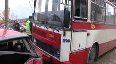 Zemřel po srážce s autobusem. Pletl si Prahu se závodním okruhem