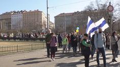 Na protestech v Praze zavlály modro-bílé vlajky. Vysvětlení, co znamenají