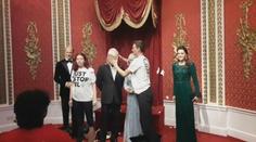 VIDEO: Karel III. dostal dortem do obličeje. Může za to těžba ropy a zemního plynu