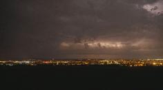 Extrémní počasí dorazilo do Česka. Ticho před bouří vystřídaly blesky a déšť