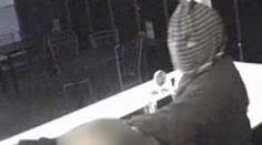 Maskovaný agresivní lupič přepadl hernu v Ostravě! Policie hledá svědky
