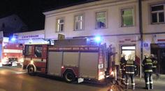 Perná noc hasičů. V Praze hořela vila, chata, balkon i komín