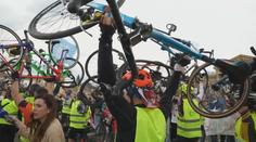 Studenti ze Srbska ujeli na kole 1 300 kilometrů. Protestují tak proti své vládě