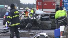 Šílená honička na D1: Kluk (17) ukradl tátovi audinu, naboural 8 aut a nakonec uhořel. VIDEO