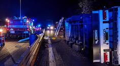 Na dálnici D8 u Prahy se převrátil kamion, řidiče vyprošťovali hasiči