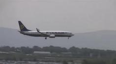 VIDEO: Letadlo Ryanairu nemohlo v Praze přistát. Ranvej blokovalo jiné letadlo