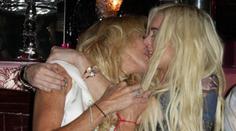 NECHUTNÉ! OPILÁ Lindsay Lohan se LÍBALA s VLASTNÍ MÁMOU!