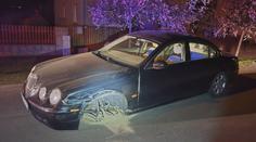 Policie pátrá po řidiči, který způsobil nehodu. Po čelní srážce z místa utekl