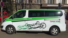 Hyenismus! Postiženým ukradli přímo ze svatby speciální auto