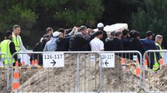 Smutek na Novém Zélandu, začaly pohřby obětí masakru v mešitách