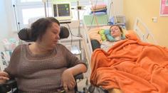 Invalidní sestry žijí v jedné malé místnosti, pomozte jim