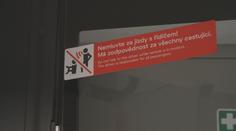 Muž provokuje řidiče autobusů. Je to nebezpečné, testuje naši trpělivosti, říkají