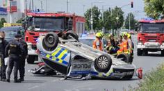 Vážná nehoda v Plzni. Dva policisté jsou zranění, jejich auto skončilo na střeše