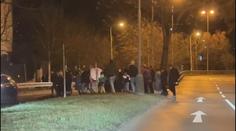 Před ruskou ambasádou v Praze se konaly protesty. Zasahovat museli i policisté