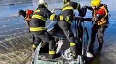 Nehoda na jihu Čech si vyžádala dva životy. Náraz auto odmrštil do rybníka