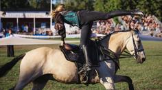 Akrobaticko–koňská podívaná na Prague Playoffs. Přiveze ji Crossack Vaulting
