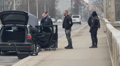 Na Libeňském mostě zatkli mezinárodně hledaného muže. Měl u sebe neznámou látku