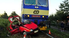 Rychlík smetl na přejezdu malé auto, řidič bojuje o život