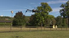 Studenti a vědci vymysleli dron, který chytá jiné drony. Má zajistit bezpečnost