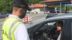 Slovensko zavřelo hranice, naštvaní Češi zátarasy odsunuli a projeli!