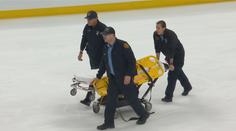 Hrůzná srážka v NHL. Sudí po ní zůstal bezvládně ležet, odvážela ho nosítka