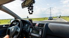 Kontroverzní aplikace mění telefon v palubní kameru. A nabádá řidiče, aby se vzájemně udávali