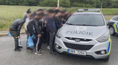 Nelegálních uprchlíků v Česku přibývá. Policie zadržela na Hodonínsku 24 Syřanů