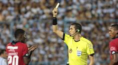 Fotbalistům došla se sudím trpělivost a vymysleli nový protest!
