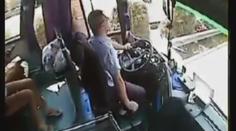 Řidiče autobusu trefil kus plechu do srdce. Než zemřel, zachránil cestující