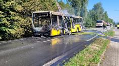 V Ropici začal za jízdy hořet autobus, cestující museli utéct. Shořel až na kostru