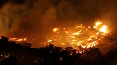Krétou se rychle šíří masivní požár. Hotely na pobřeží se musí evakuovat